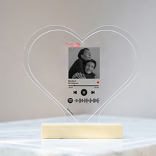 Carica l'immagine nel visualizzatore di Gallery, Targa "Nonna" a forma di cuore con base in legno e codice spotify con foto personalizzabile 15cm x 18 cm
