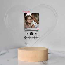 Carica l'immagine nel visualizzatore di Gallery, Targa "Nonna" a forma di cuore con base tonda effetto legno led e codice spotify con foto personalizzabile 15cm x 18 cm