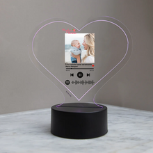 Carica l'immagine nel visualizzatore di Gallery, Targa"Nonna" a forma di cuore con base a led e codice spotify con foto personalizzabile 15cm x 18 cm