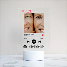 Carica l'immagine nel visualizzatore di Gallery, Targa "Nonna" con base bianca a led e codice spotify con foto personalizzabile 15cm x 20cm