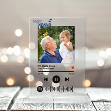 Carica l'immagine nel visualizzatore di Gallery, Targa "Nonno" con base e codice spotify con foto personalizzabile 15cm x 20cm
