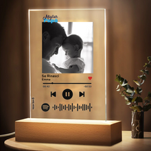 Carica l'immagine nel visualizzatore di Gallery, Targa "Papà" con base in legno a led e codice spotify con foto personalizzabile 15cm x 20cm