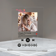 Carica l'immagine nel visualizzatore di Gallery, Targa "Nonna" con base e codice spotify con foto personalizzabile 15cm x 20cm