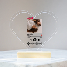 Carica l'immagine nel visualizzatore di Gallery, Targa "Mamma" a forma di cuore con base in legno e codice spotify con foto personalizzabile 15cm x 18 cm