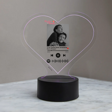 Carica l'immagine nel visualizzatore di Gallery, Targa"Nonna" a forma di cuore con base a led e codice spotify con foto personalizzabile 15cm x 18 cm