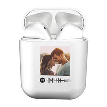 Carica l'immagine nel visualizzatore di Gallery, Cuffie Bluetooth bianco pastello con codice spotify e foto personalizzabile