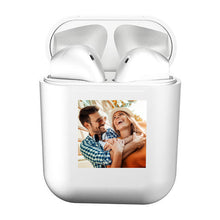 Carica l'immagine nel visualizzatore di Gallery, Cuffie bluetooth bianco pastello con foto personalizzabile