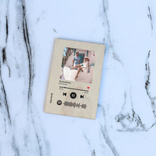 Carica l'immagine nel visualizzatore di Gallery, Targa in legno con codice spotify e foto personalizzabile 10cm x 15cm