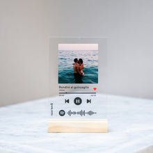 Carica l'immagine nel visualizzatore di Gallery, Targa con base in legno e codice spotify con foto personalizzabile 10cm x 15cm