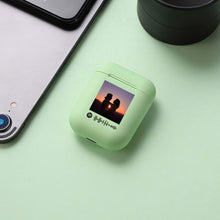 Carica l'immagine nel visualizzatore di Gallery, Cuffie Bluetooth verde pastello con codice spotify e foto personalizzabile