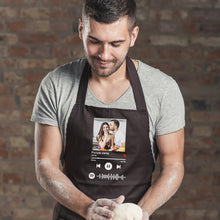 Carica l'immagine nel visualizzatore di Gallery, Grembiule nero personalizzabile con foto e codice spotify