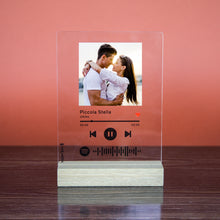 Carica l'immagine nel visualizzatore di Gallery, Targa con base in legno e codice spotify con foto personalizzabile 15cm x 20cm