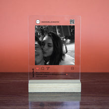 Carica l&#39;immagine nel visualizzatore di Gallery, Targa Instagram personalizzabile con base in legno 15cm x 20cm
