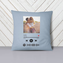 Carica l'immagine nel visualizzatore di Gallery, Cuscino azzurro con codice spotify e foto personalizzabile 40 cm x 40 cm