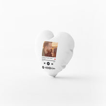 Carica l'immagine nel visualizzatore di Gallery, Cuscino a forma di cuore con codice spotify e foto personalizzabile 35 cm x 35 cm
