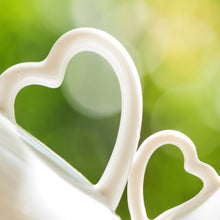 Carica l'immagine nel visualizzatore di Gallery, Coppia di tazze con manico a forma di cuore con codice Spotify e foto personalizzabile