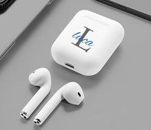 Carica l'immagine nel visualizzatore di Gallery, Cuffie Bluetooth bianco pastello con lettera e nome personalizzabile