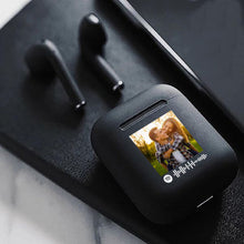 Carica l'immagine nel visualizzatore di Gallery, Cuffie Bluetooth nero pastello con codice spotify e foto personalizzabile