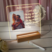 Carica l'immagine nel visualizzatore di Gallery, Targa con base in legno a led con foto personalizzabile e pennarello 20cm x 20cm
