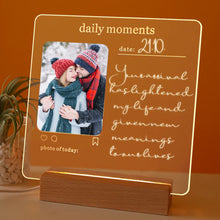 Carica l'immagine nel visualizzatore di Gallery, Targa con base in legno a led con foto personalizzabile e pennarello 20cm x 20cm