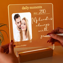 Carica l'immagine nel visualizzatore di Gallery, Targa con base in legno a led con foto personalizzabile e pennarello 20cm x 20cm