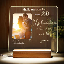 Carica l'immagine nel visualizzatore di Gallery, Targa con base in legno a led con foto personalizzabile e pennarello 20cm x 20cm