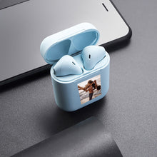 Carica l'immagine nel visualizzatore di Gallery, Cuffie bluetooth celeste pastello con foto personalizzabile