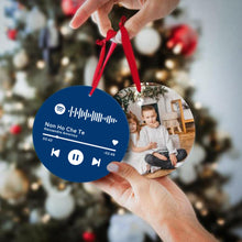 Carica l&#39;immagine nel visualizzatore di Gallery, Decoro natalizio blu tondo con codice Spotify e foto personalizzabile

