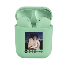 Carica l'immagine nel visualizzatore di Gallery, Cuffie Bluetooth verde pastello con codice spotify e foto personalizzabile