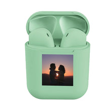 Carica l'immagine nel visualizzatore di Gallery, Cuffie bluetooth verde pastello con foto personalizzabile