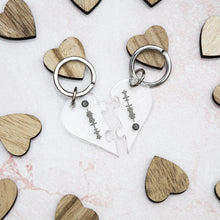 Carica l'immagine nel visualizzatore di Gallery, Coppia di portachiavi a forma di cuore spezzato con codice spotify 5,5cm x 5cm