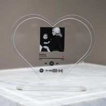 Carica l'immagine nel visualizzatore di Gallery, Targa a forma di cuore con base e codice spotify con foto personalizzabile 15cm x 18 cm