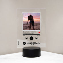 Carica l'immagine nel visualizzatore di Gallery, Targa con base a led e codice spotify con foto personalizzabile 15cm x 20cm