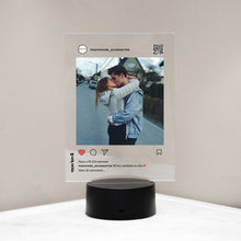 Carica l&#39;immagine nel visualizzatore di Gallery, Targa Instagram personalizzabile con base a led 15cm x 20cm
