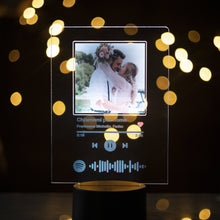Carica l'immagine nel visualizzatore di Gallery, Targa con base a led e codice spotify con foto personalizzabile 15cm x 20cm