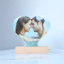 Carica l'immagine nel visualizzatore di Gallery, Targa a forma di cuore con base in legno a led 15cm x 18cm personalizzabile