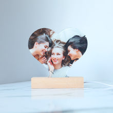 Carica l'immagine nel visualizzatore di Gallery, Targa a forma di cuore con base in legno a led 15cm x 18cm personalizzabile