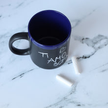 Carica l'immagine nel visualizzatore di Gallery, Tazza lavagna blu personalizzabile con gessetto