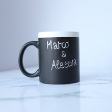 Carica l'immagine nel visualizzatore di Gallery, Tazza lavagna bianca personalizzabile con gessetto