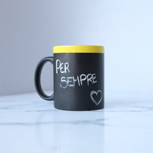 Carica l'immagine nel visualizzatore di Gallery, Tazza lavagna gialla personalizzabile con gessetto