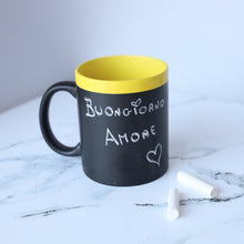 Carica l'immagine nel visualizzatore di Gallery, Tazza lavagna gialla personalizzabile con gessetto