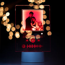 Carica l'immagine nel visualizzatore di Gallery, Targa con base bianca a led e codice spotify con foto personalizzabile 15cm x 20cm
