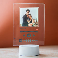Carica l'immagine nel visualizzatore di Gallery, Targa con base bianca a led e codice spotify con foto personalizzabile 15cm x 20cm