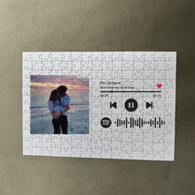 Carica l'immagine nel visualizzatore di Gallery, Puzzle bianco orizzontale con codice spotify e foto personalizzabile 30cm x 20cm