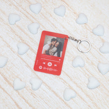 Carica l'immagine nel visualizzatore di Gallery, Portachiavi rosso con codice Spotify e foto personalizzabile 8,5 x 5,5 cm