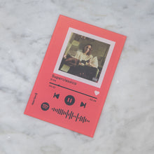 Carica l'immagine nel visualizzatore di Gallery, Targa colorata con codice spotify e foto personalizzabile 10cm x 15cm
