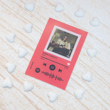 Carica l'immagine nel visualizzatore di Gallery, Targa rossa con codice spotify e foto personalizzabile 10cm x 15cm