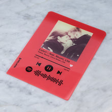 Carica l'immagine nel visualizzatore di Gallery, Targa rossa con codice spotify e foto personalizzabile 15cm x 20cm