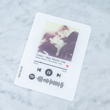 Carica l'immagine nel visualizzatore di Gallery, Targa colorata con codice spotify e foto personalizzabile 15cm x 20cm