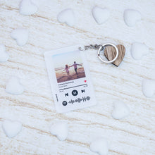 Carica l'immagine nel visualizzatore di Gallery, Portachiavi bianco con codice Spotify e foto personalizzabile 8,5 x 5,5 cm